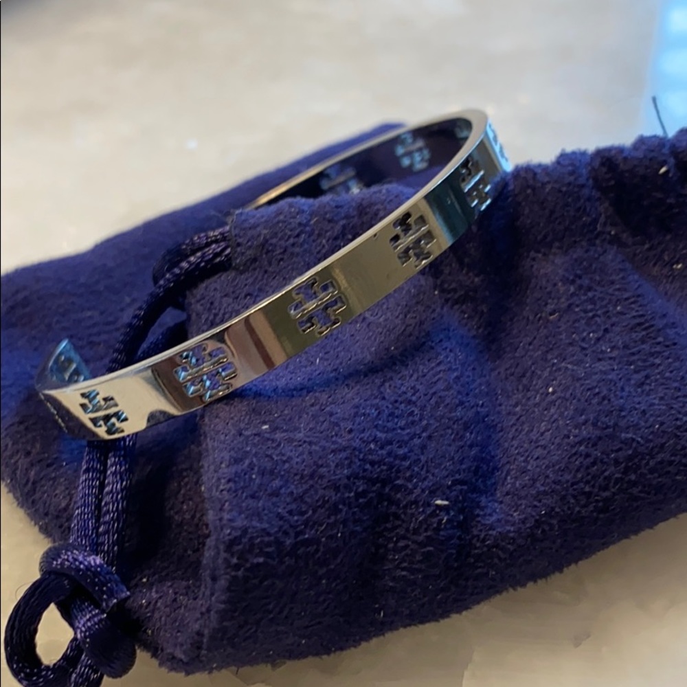 👌🏽Tory Burch Silver cuff bracelet & dust bag🤩